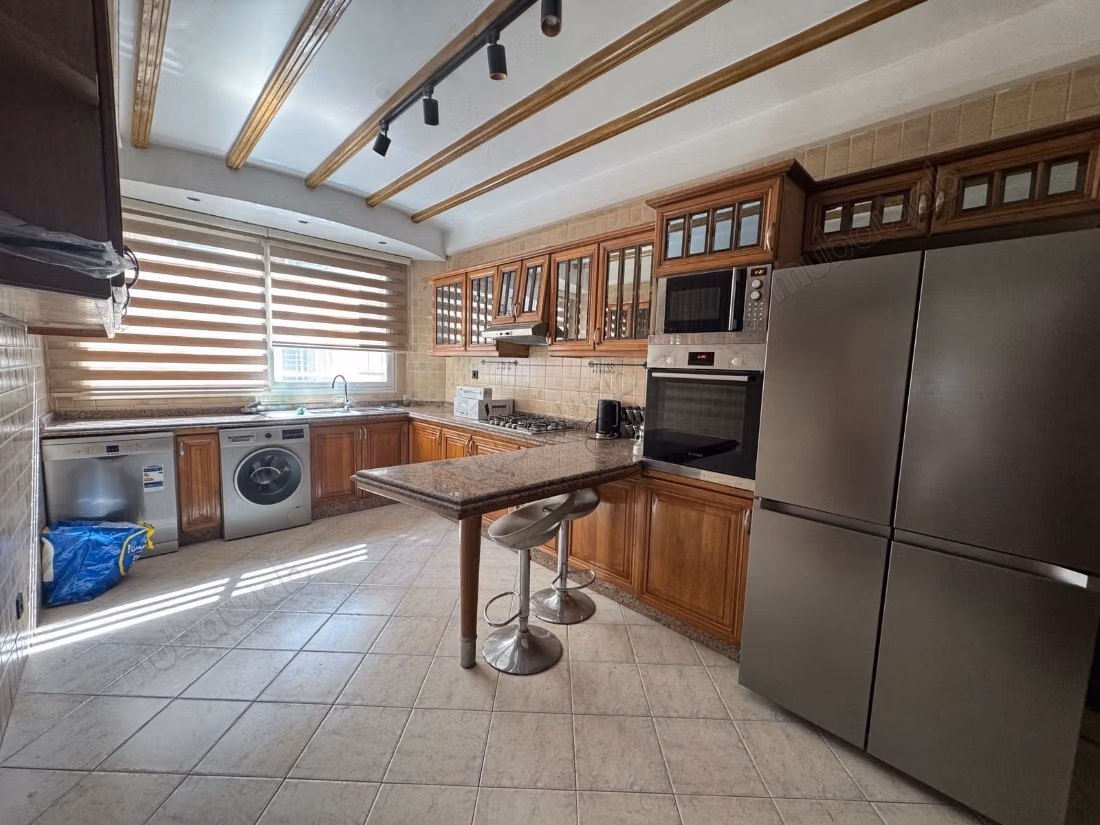 Bel appartement en location à Les princesses.
Surface totale 210 m².
Meublé