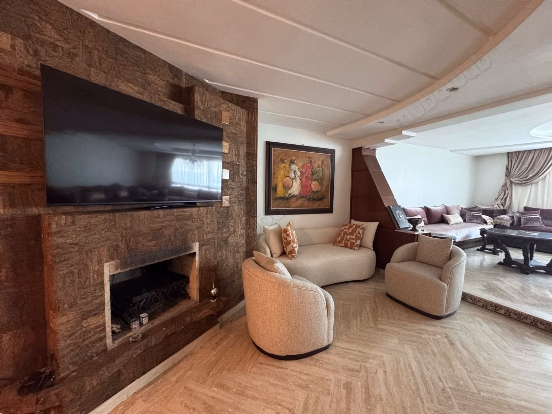 Bel appartement en location à Les princesses.
Surface totale 210 m².
Meublé