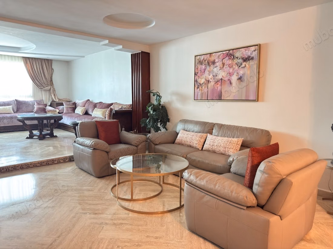 Bel appartement en location à Les princesses.
Surface totale 210 m².
Meublé