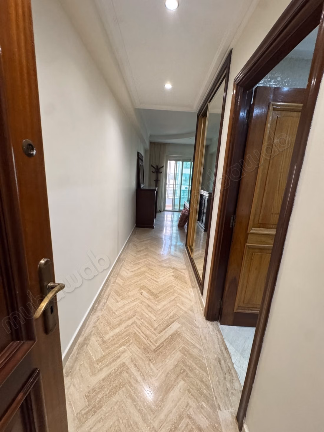 Bel appartement en location à Les princesses.
Surface totale 210 m².
Meublé