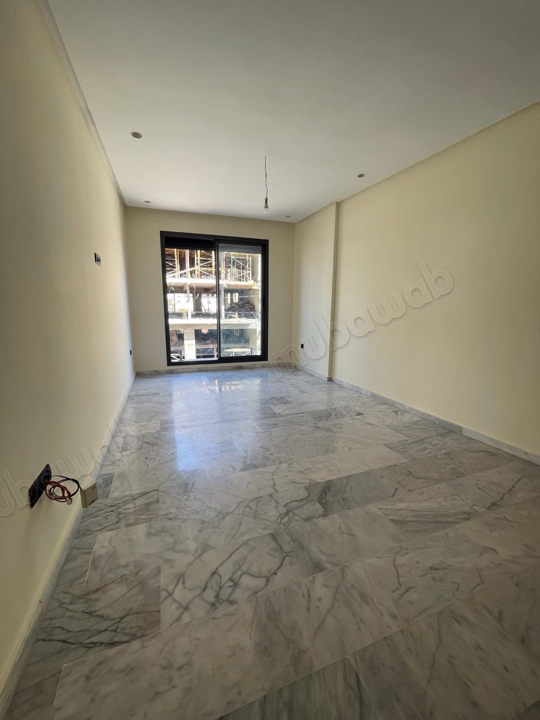 Location d'un appartement à Oasis. 1 belle chambre. Double vitrage et chauffage central