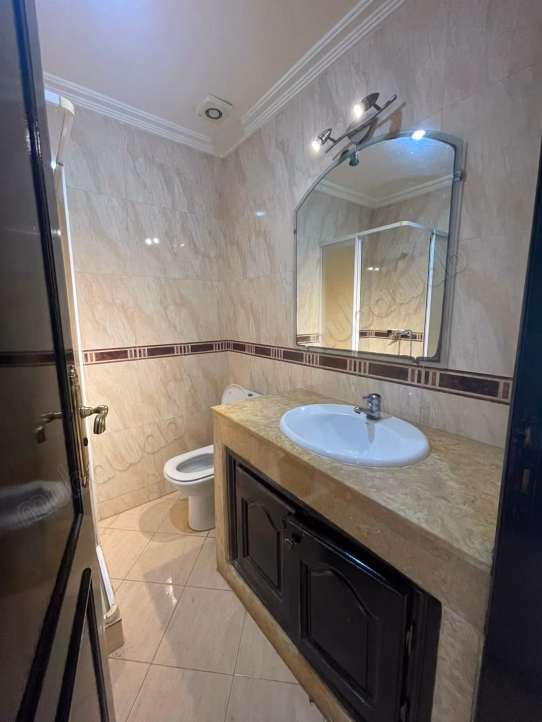 Beautiful apartment for sale in Les Hôpitaux. 1 Room. Reinforced door, traditional Moroccan living room