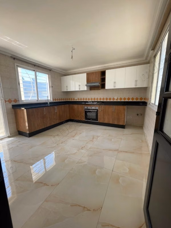 Beautiful apartment for sale in Les Hôpitaux. 1 Room. Reinforced door, traditional Moroccan living room