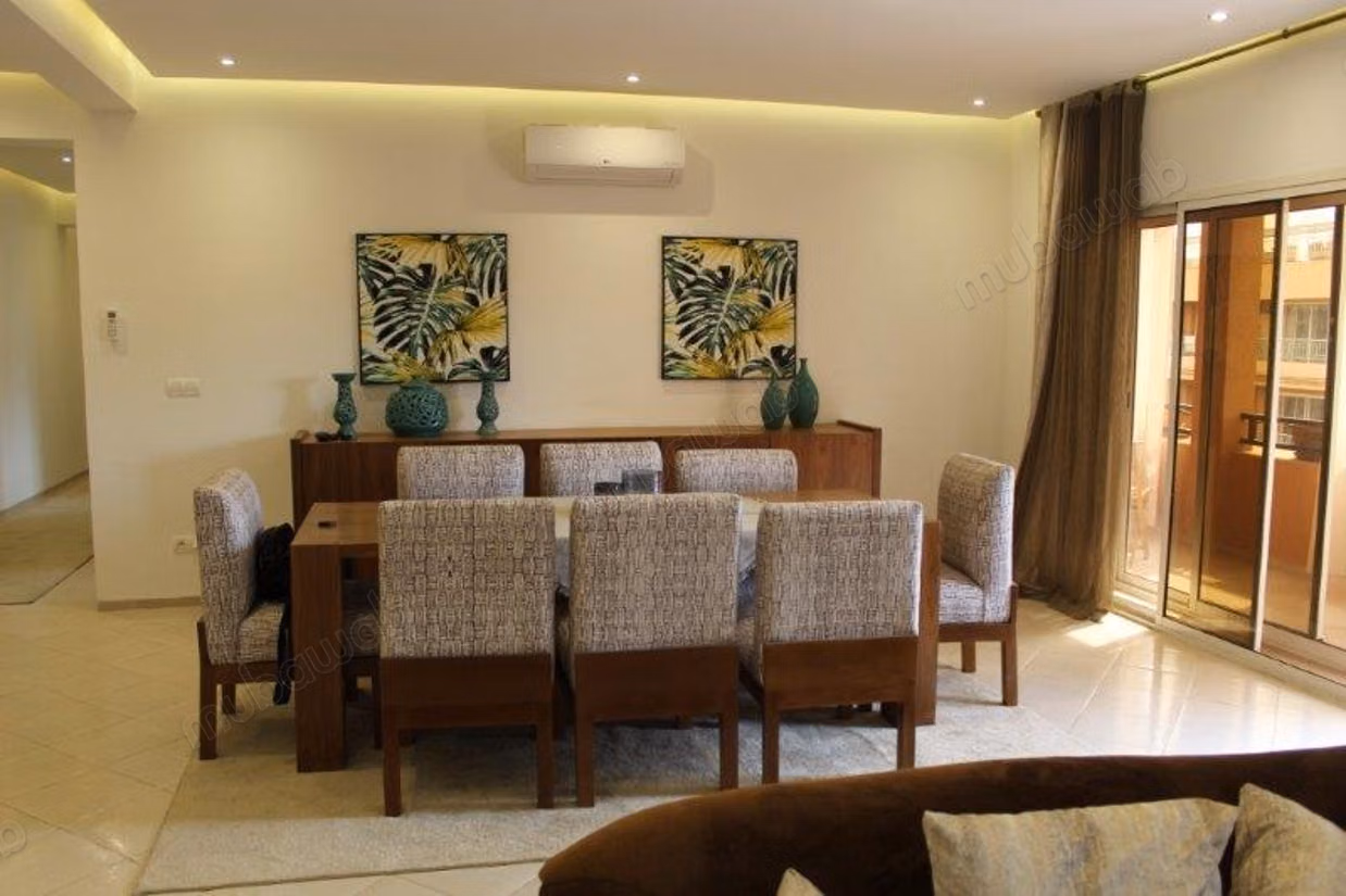 Large three-bedroom apartment near the consulate