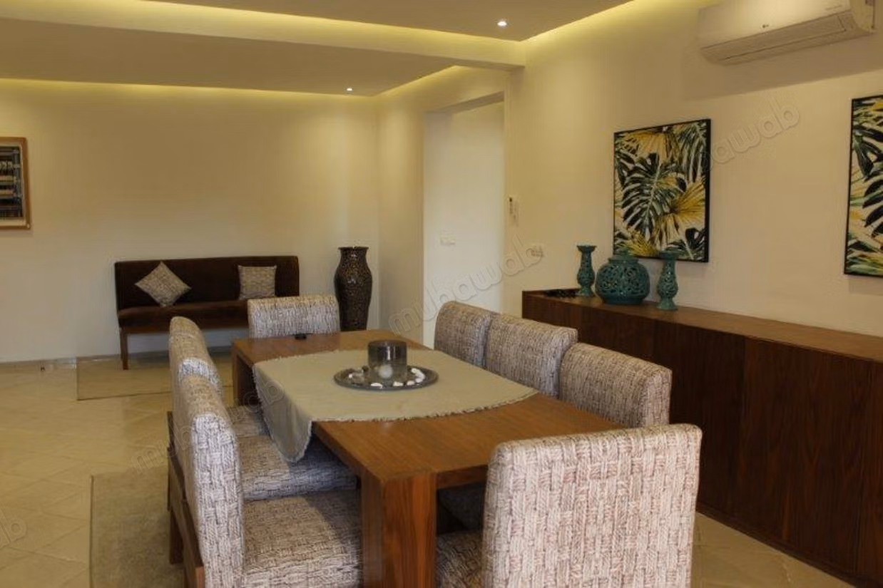 Large three-bedroom apartment near the consulate