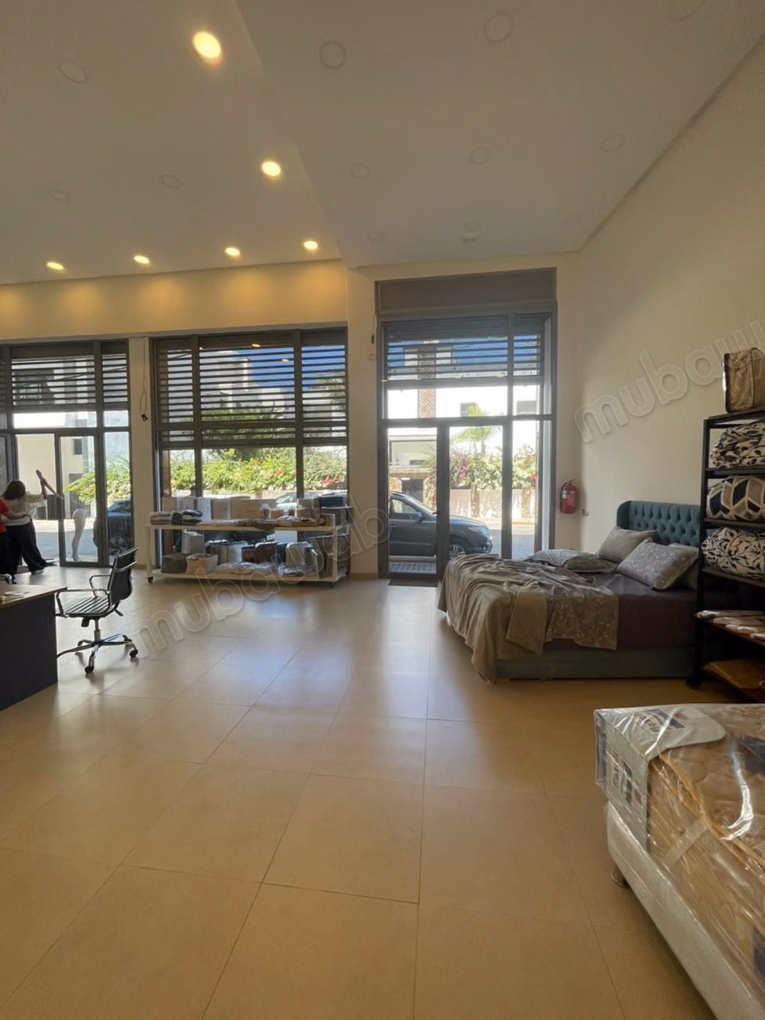 Local commercial en location à Hermitage. Superficie 350 m². Concierge et climatisation