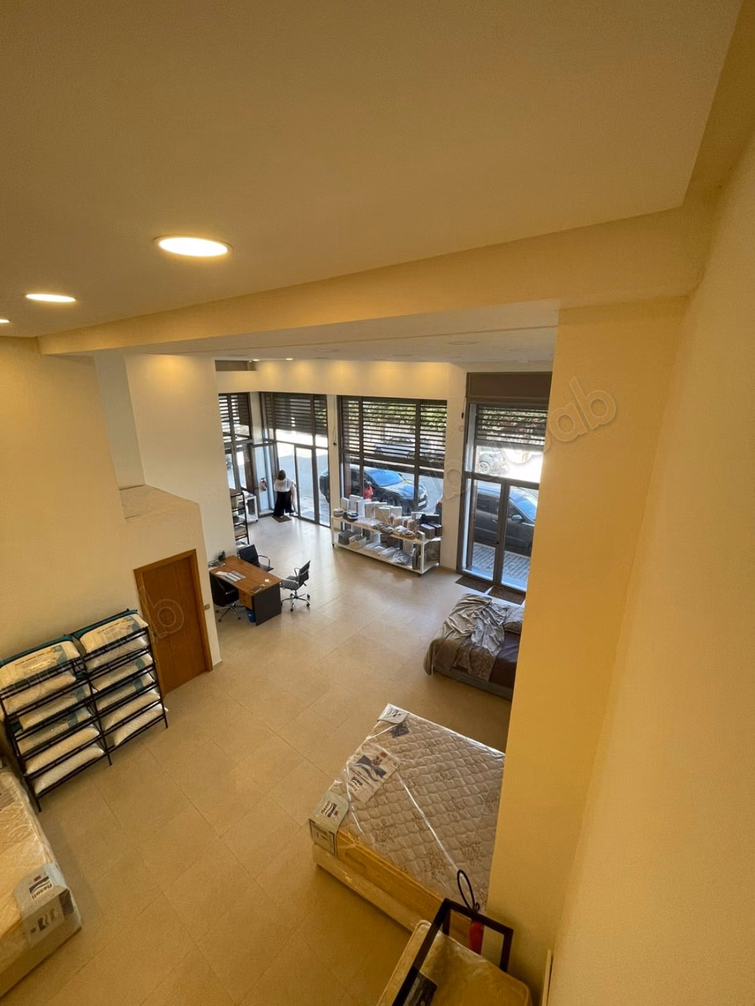 Local commercial en location à Hermitage. Superficie 350 m². Concierge et climatisation