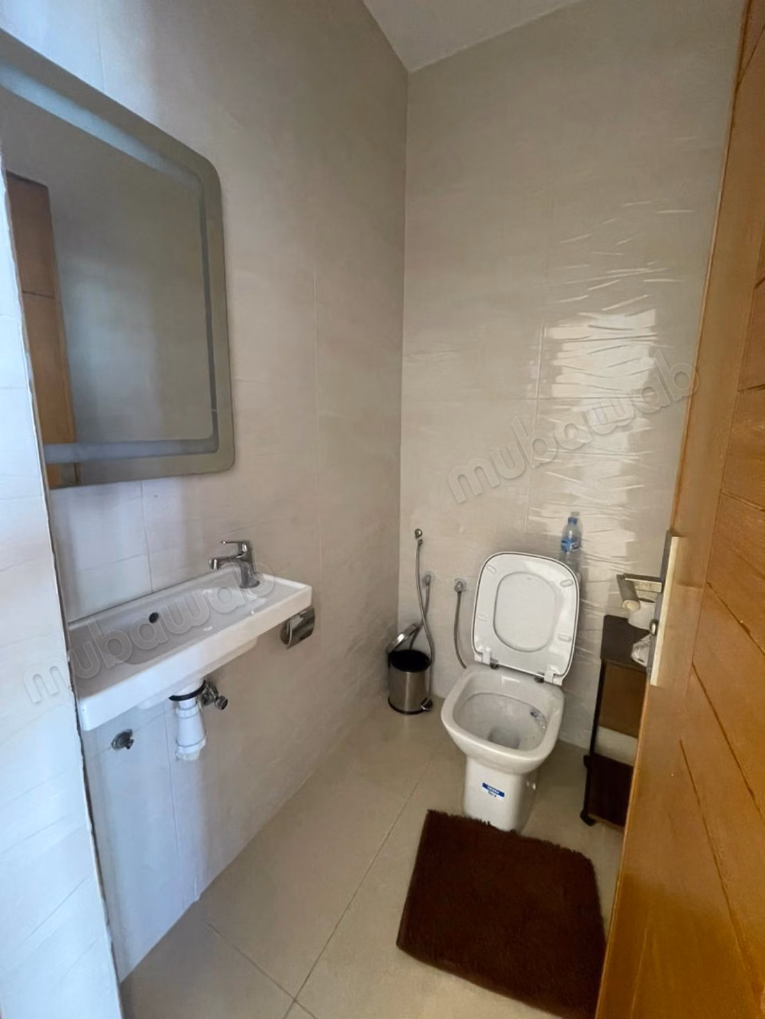 Local commercial en location à Hermitage. Superficie 350 m². Concierge et climatisation
