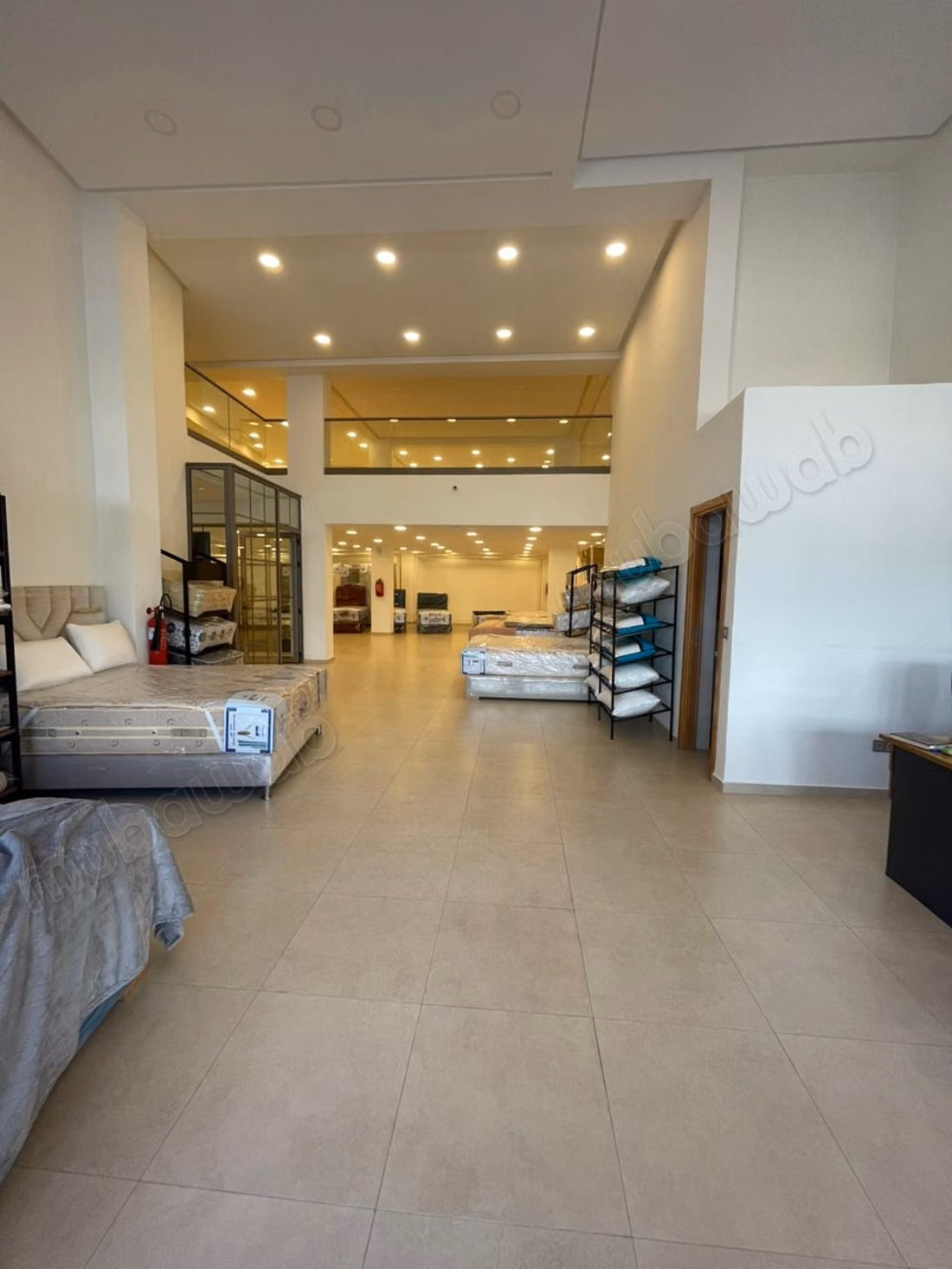Local commercial en location à Hermitage. Superficie 350 m². Concierge et climatisation