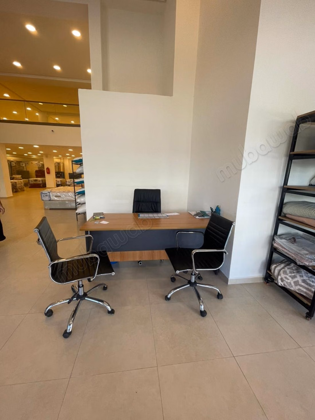 Local commercial en location à Hermitage. Superficie 350 m². Concierge et climatisation