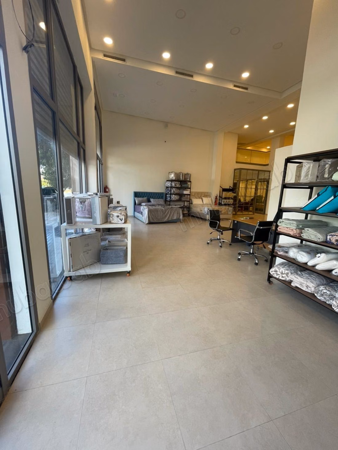 Local commercial en location à Hermitage. Superficie 350 m². Concierge et climatisation