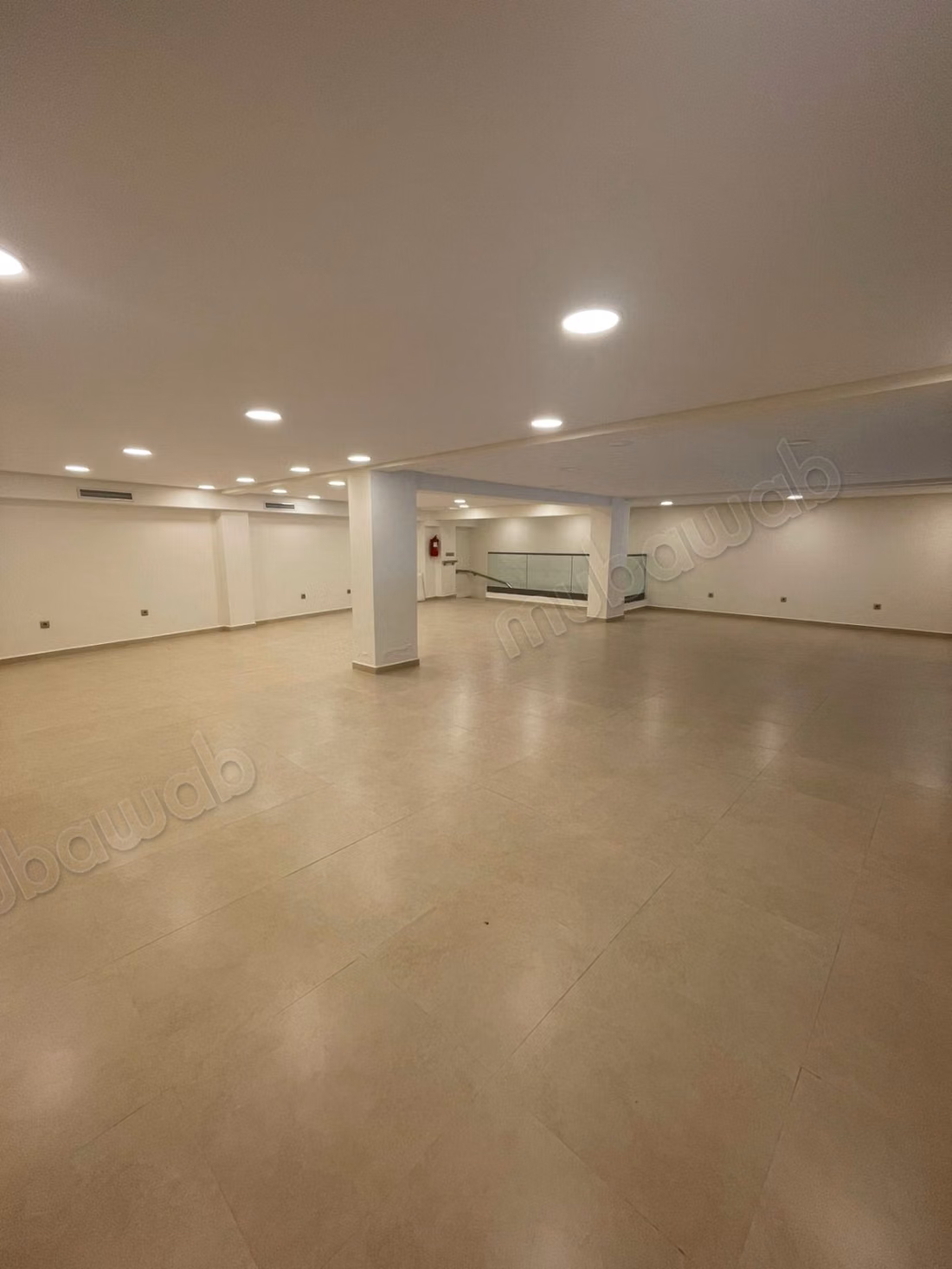 Local commercial en location à Hermitage. Superficie 350 m². Concierge et climatisation