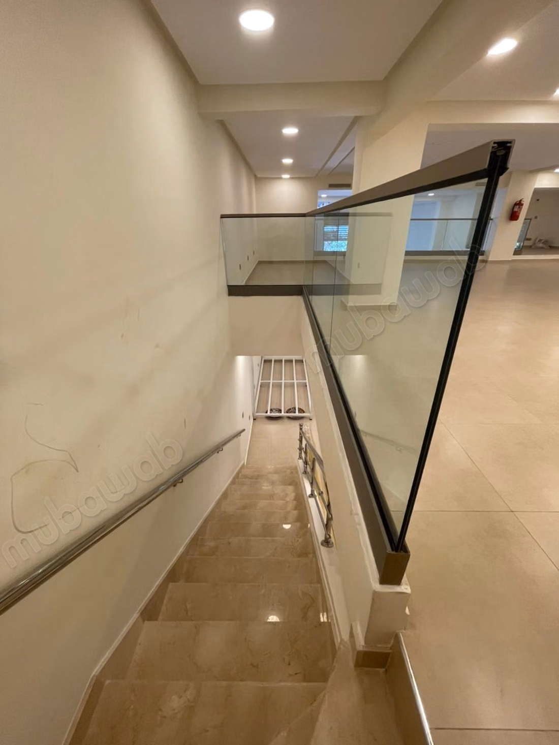 Local commercial en location à Hermitage. Superficie 350 m². Concierge et climatisation