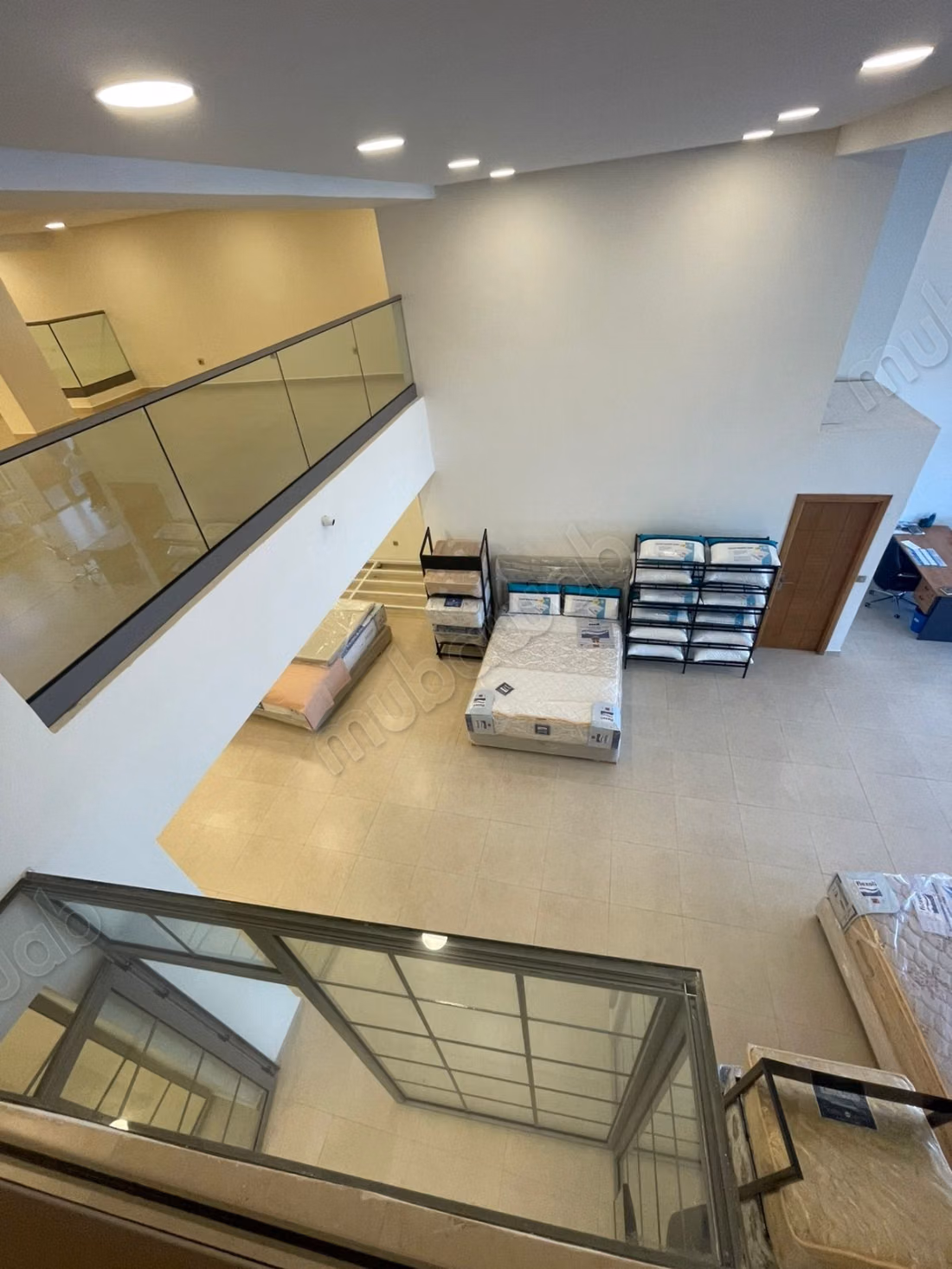 Local commercial en location à Hermitage. Superficie 350 m². Concierge et climatisation