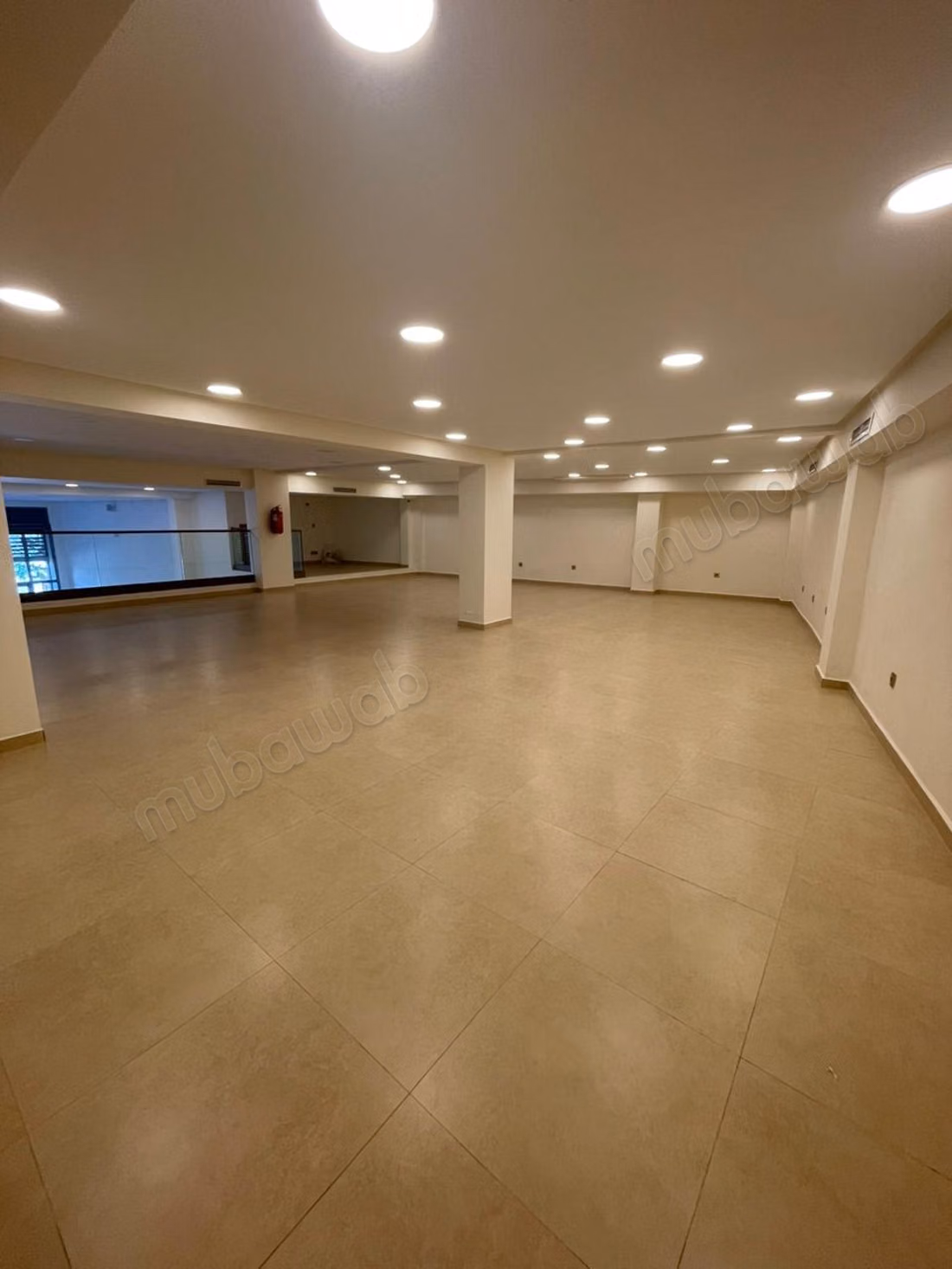 Local commercial en location à Hermitage. Superficie 350 m². Concierge et climatisation