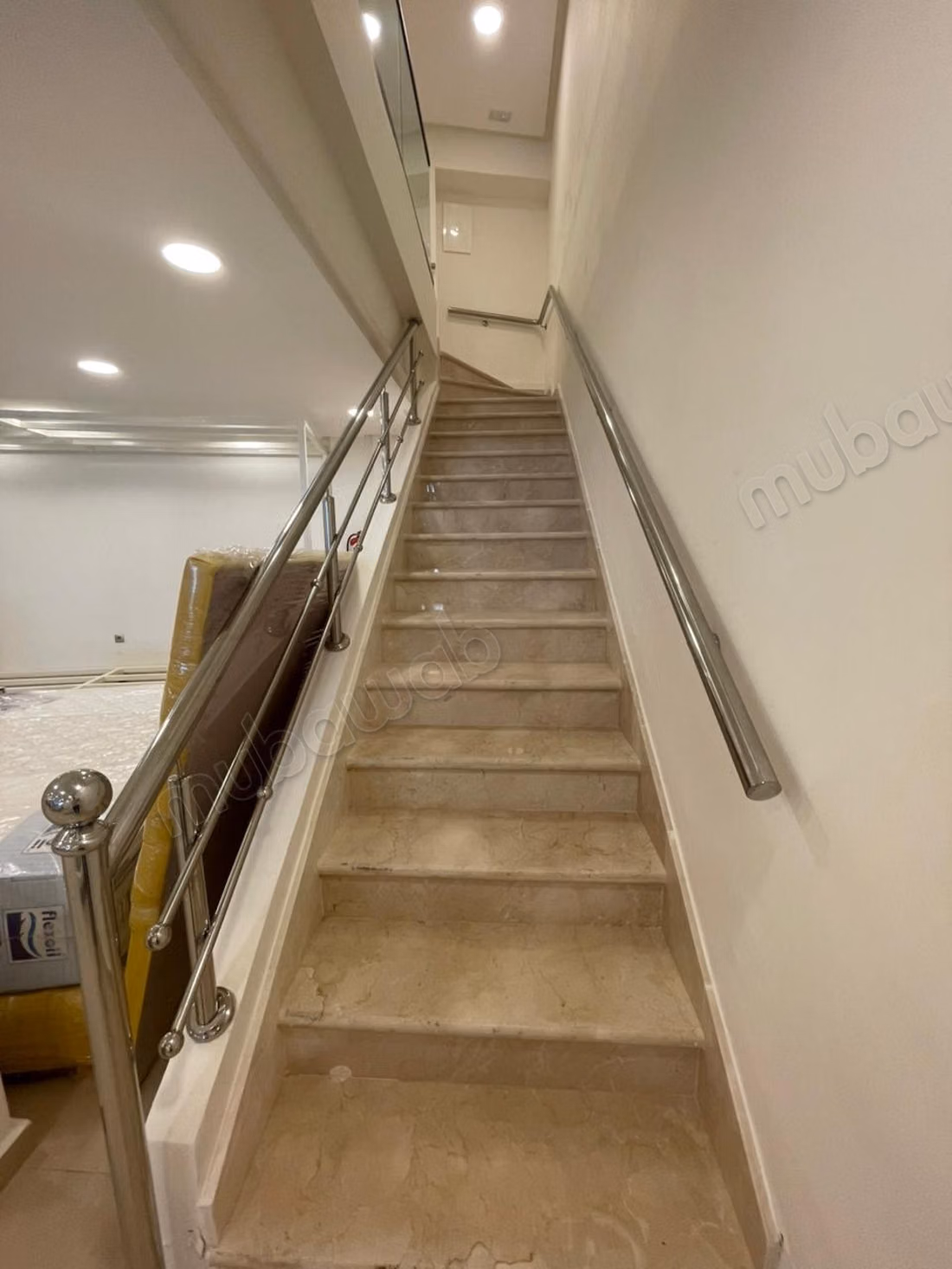 Local commercial en location à Hermitage. Superficie 350 m². Concierge et climatisation