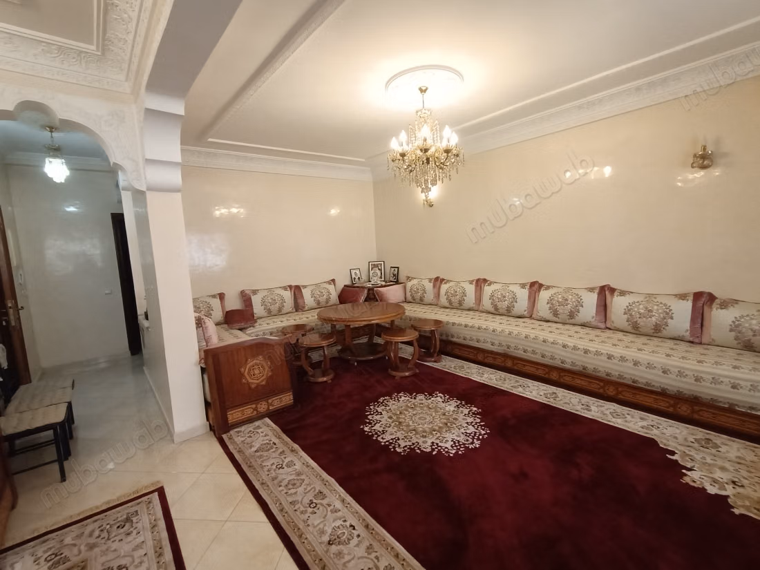 Très belle maison en vente à Californie. 10 grandes pièces. Salon avec décoration marocaine