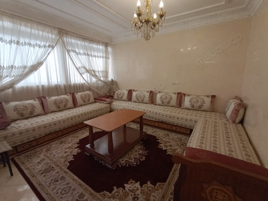 Très belle maison en vente à Californie. 10 grandes pièces. Salon avec décoration marocaine