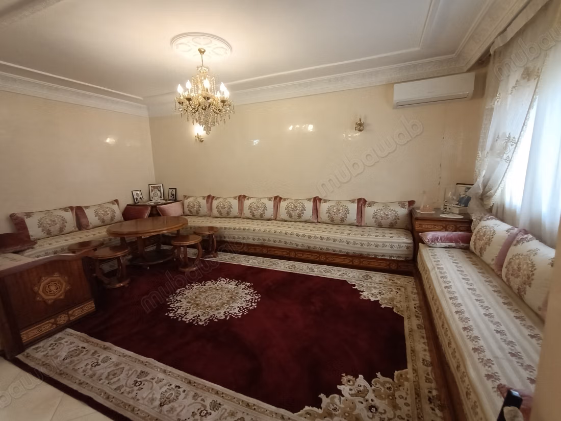 Très belle maison en vente à Californie. 10 grandes pièces. Salon avec décoration marocaine
