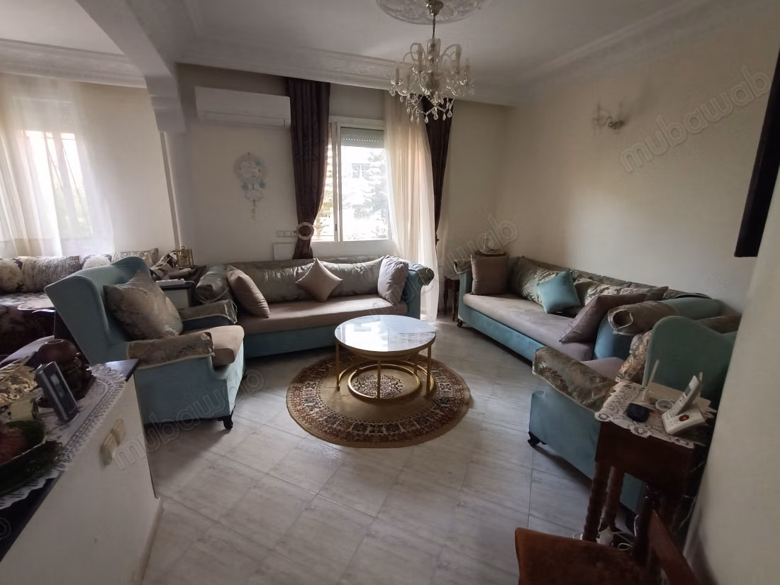 Très belle maison en vente à Californie. 10 grandes pièces. Salon avec décoration marocaine