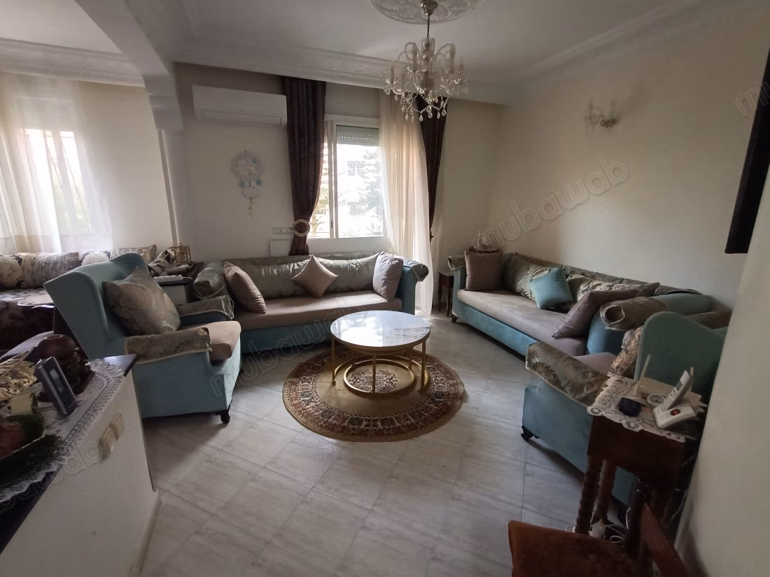 Très belle maison en vente à Californie. 10 grandes pièces. Salon avec décoration marocaine