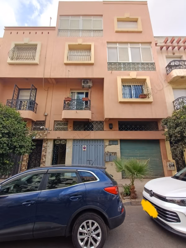 Très belle maison en vente à Californie. 10 grandes pièces. Salon avec décoration marocaine