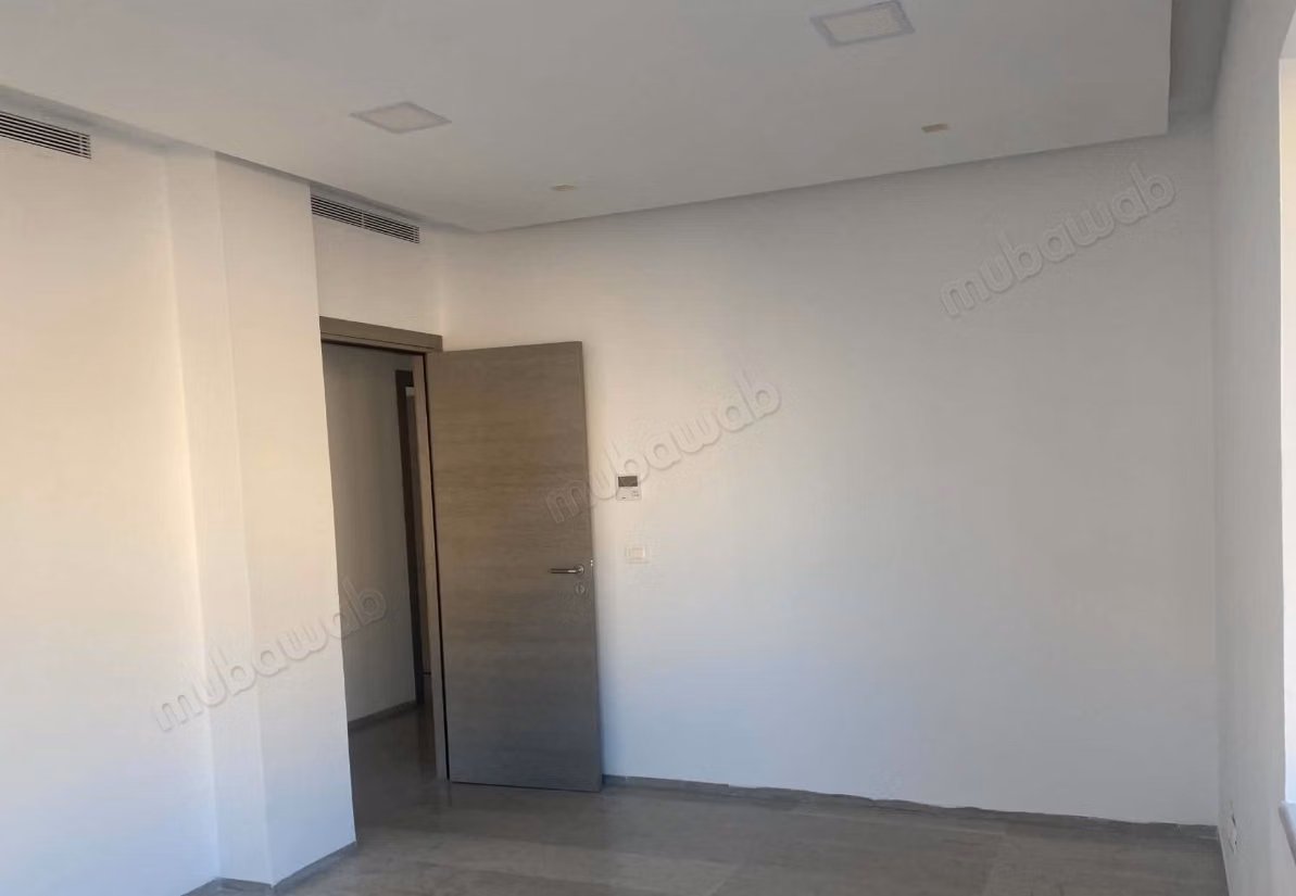Bureaux en location à Les Berges Du Lac 2. Surface totale 217 m². Double vitrage et porte blindée