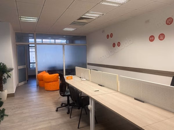Bureaux en location à Les Berges Du Lac 2. Surface totale 217 m². Double vitrage et porte blindée