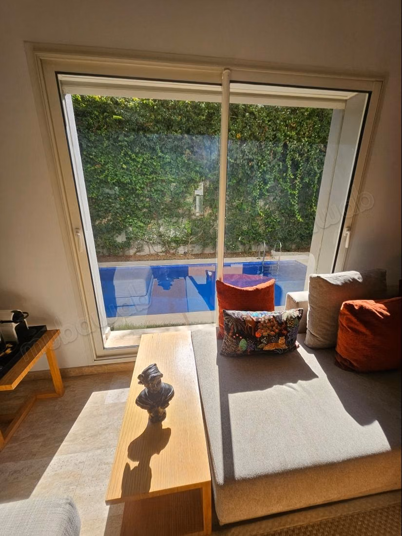 Location belle villa dans impasse calme au CIL. 
3 chambres confortables. 
Piscine