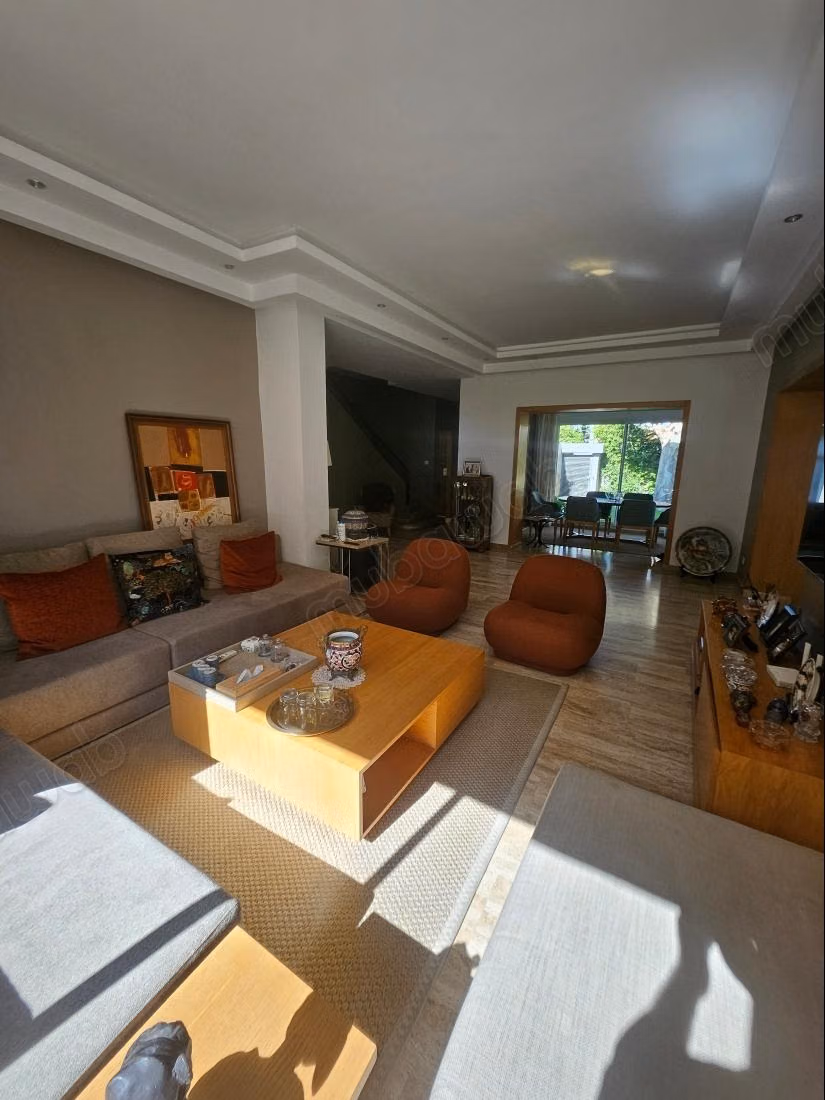 Location belle villa dans impasse calme au CIL. 
3 chambres confortables. 
Piscine
