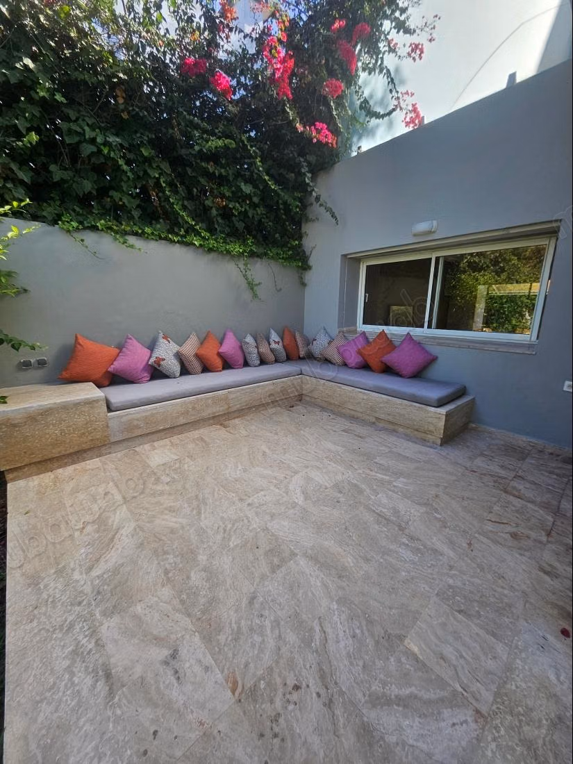 Location belle villa dans impasse calme au CIL. 
3 chambres confortables. 
Piscine