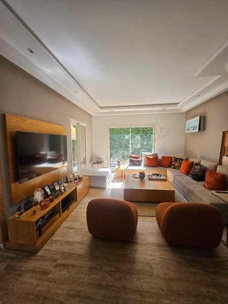 Location belle villa dans impasse calme au CIL. 
3 chambres confortables. 
Piscine