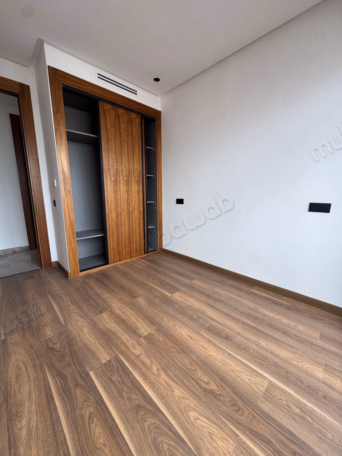 Appartement à vendre à Les princesses. 
2 chambres agréables. 
Fenêtres avec double vitrage et porte blindée