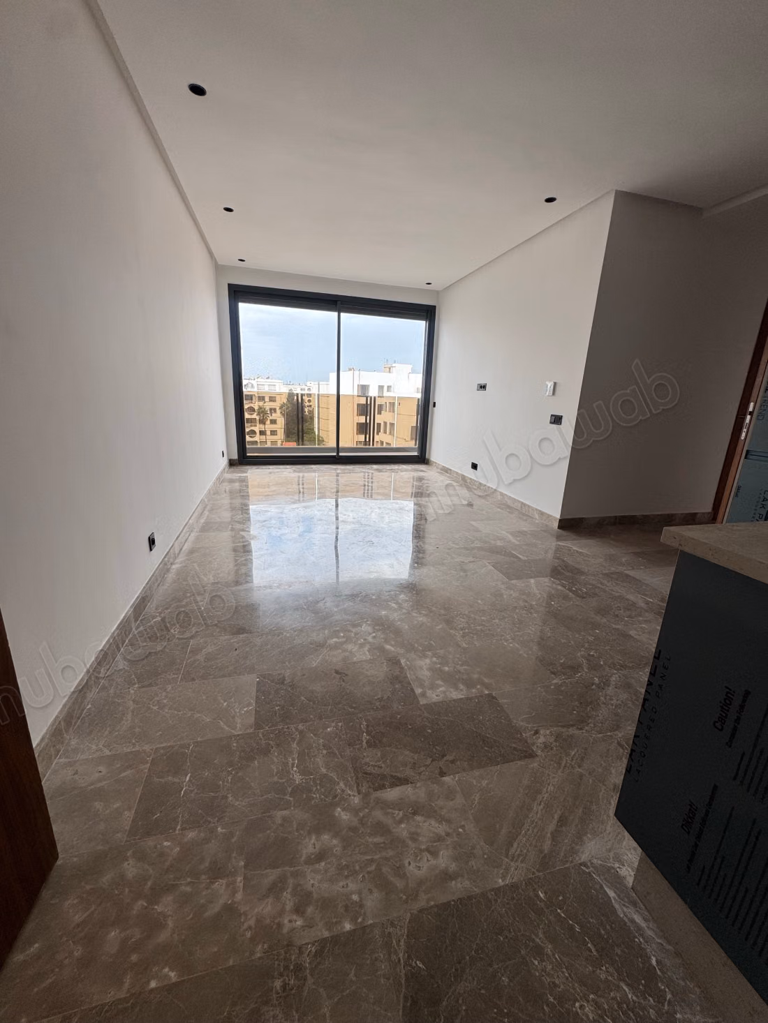 Appartement à vendre à Les princesses. 
2 chambres agréables. 
Fenêtres avec double vitrage et porte blindée
