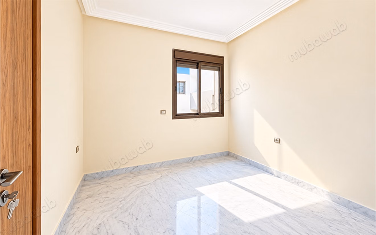 Empty apartment for rent on Rabat Road