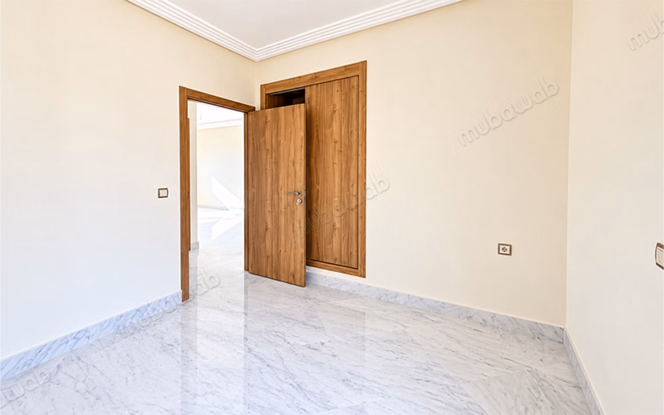 Empty apartment for rent on Rabat Road