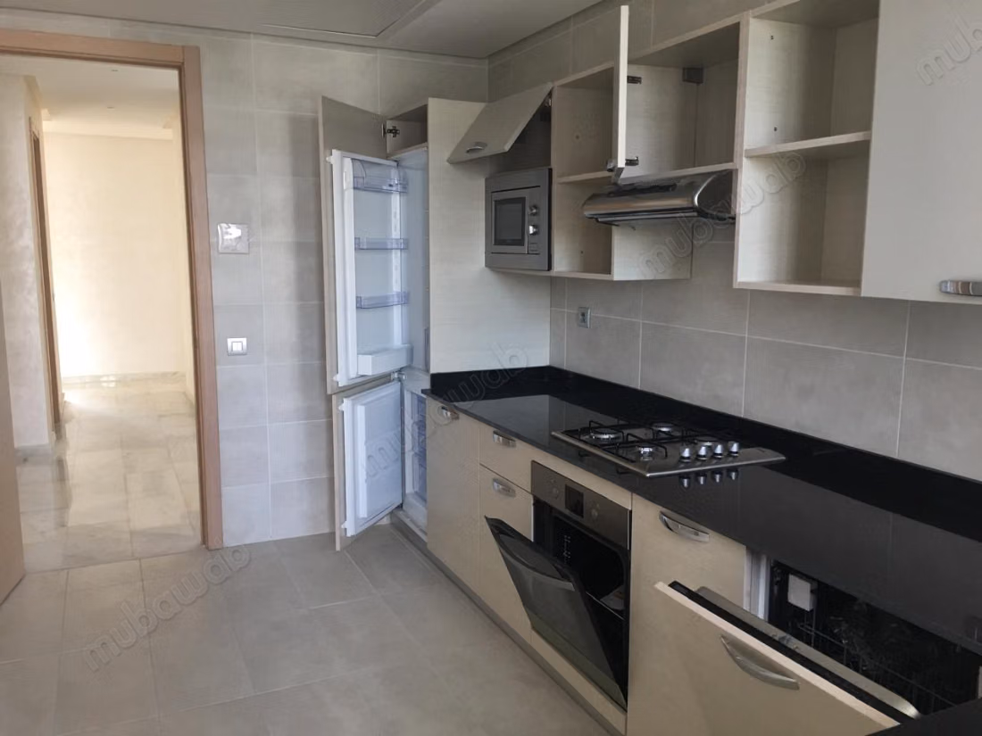 Appartement en location à Riyad. 3 pièces confortables. Ascenseur et terrasse
