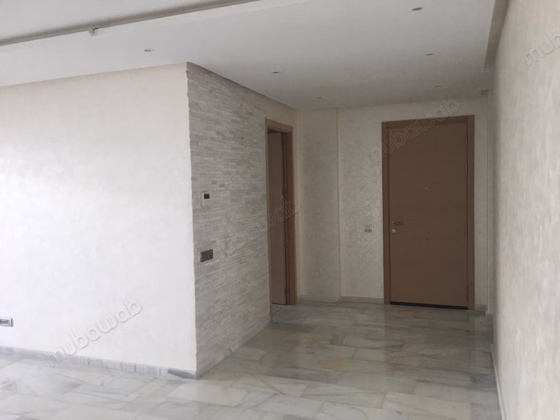 Appartement en location à Riyad. 3 pièces confortables. Ascenseur et terrasse