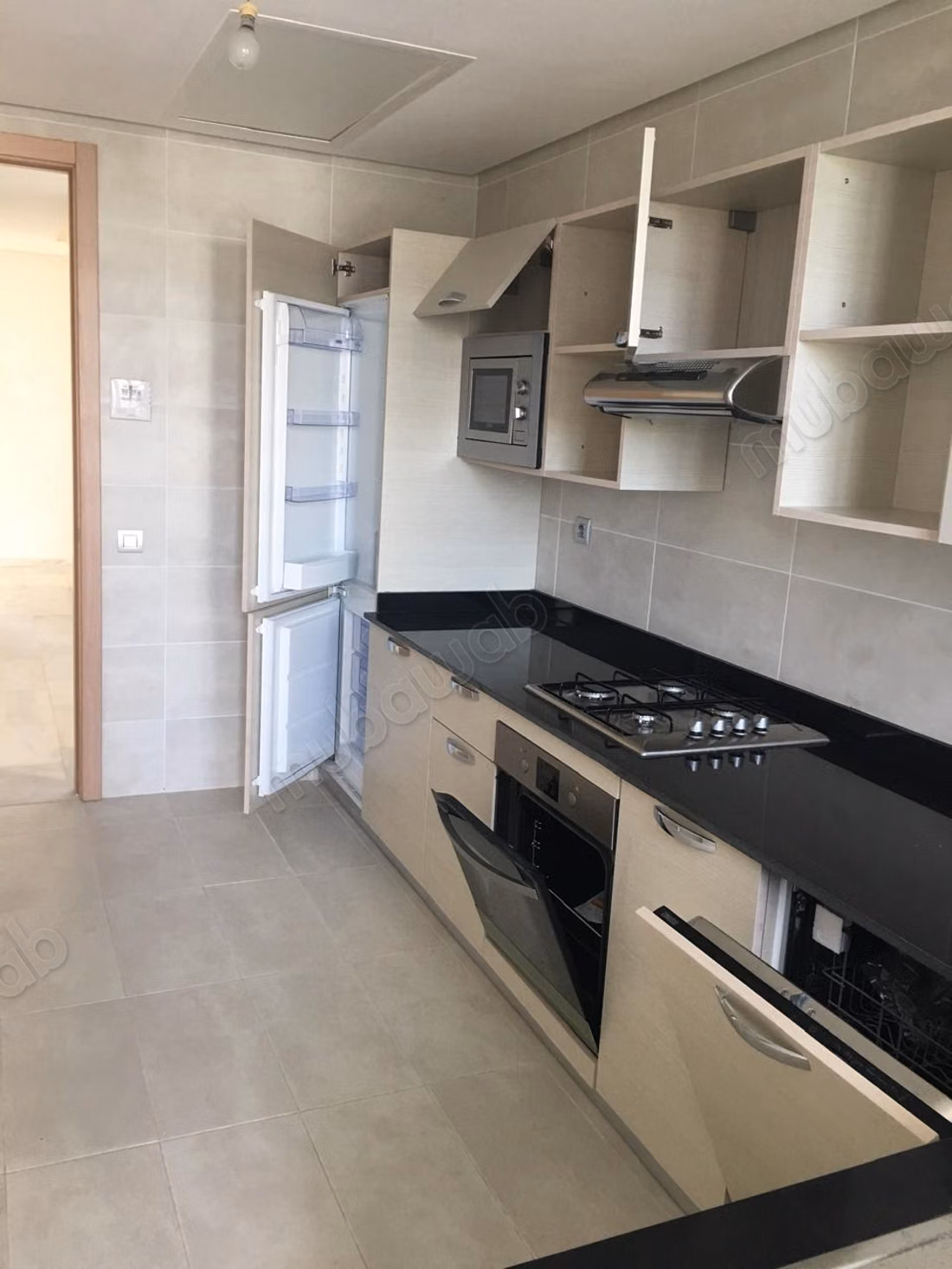 Appartement en location à Riyad. 3 pièces confortables. Ascenseur et terrasse