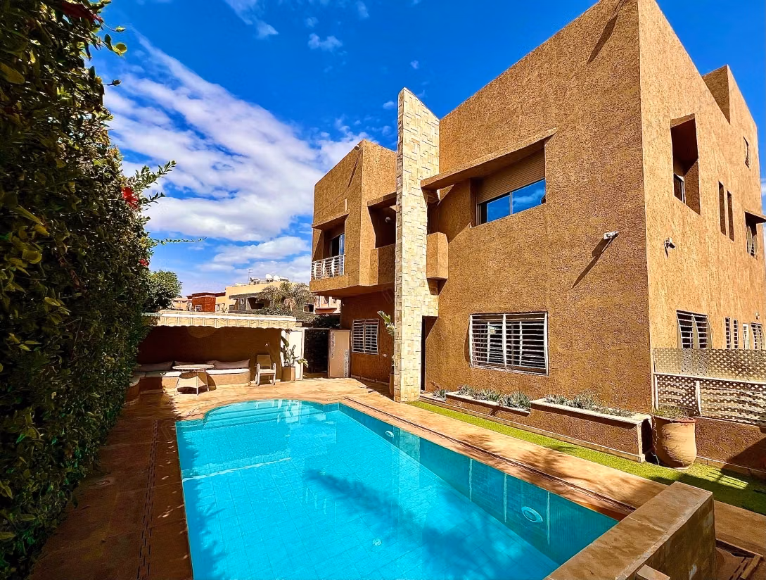 Huur luxe villa in Targa. Gemeubileerd