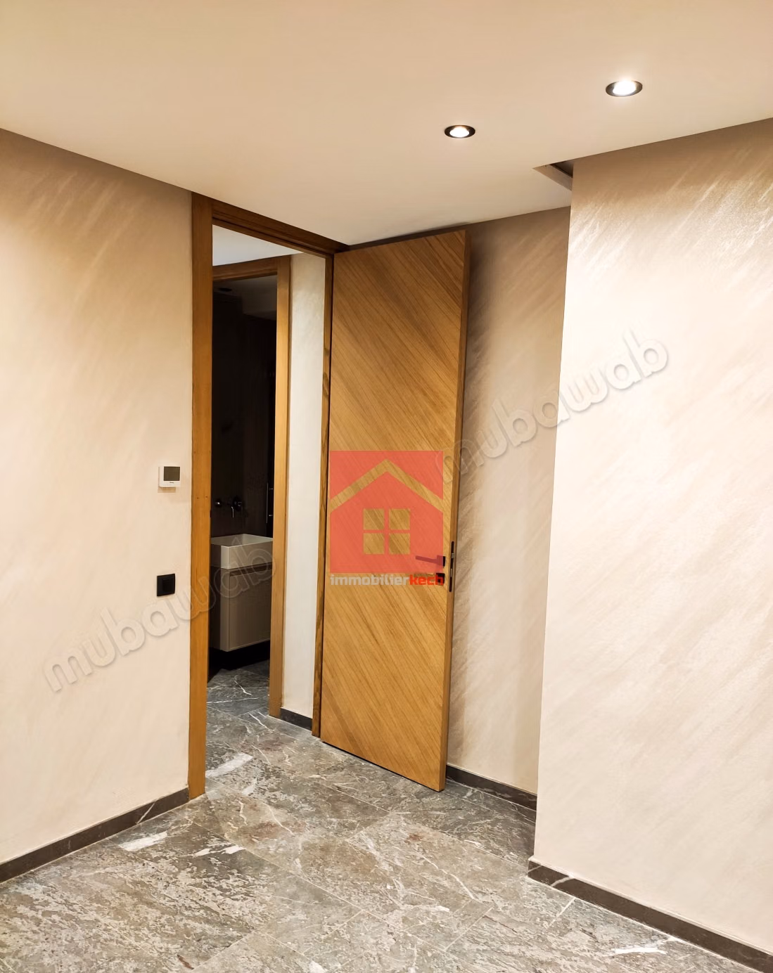Chic appartement vide avec balcon