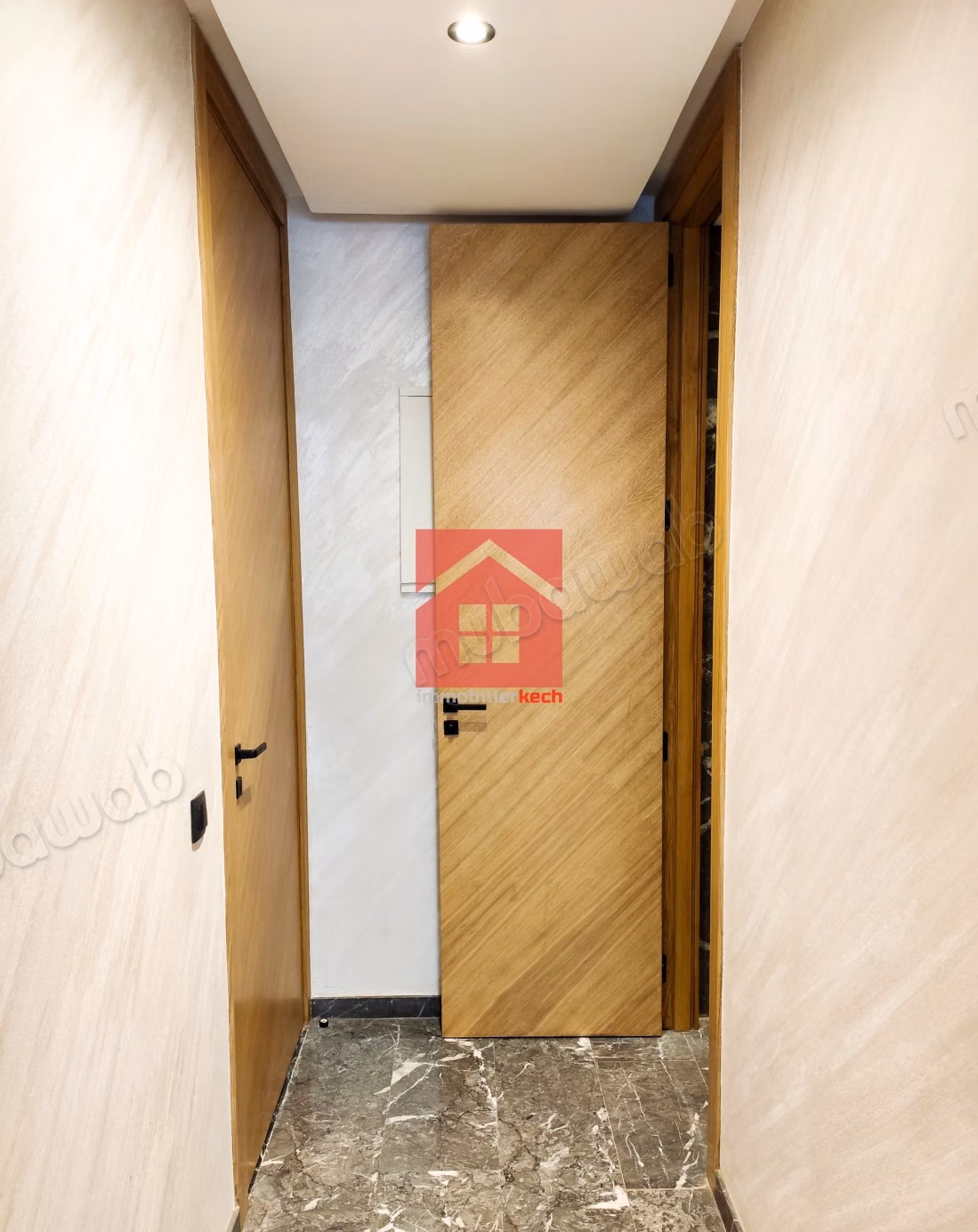 Chic appartement vide avec balcon