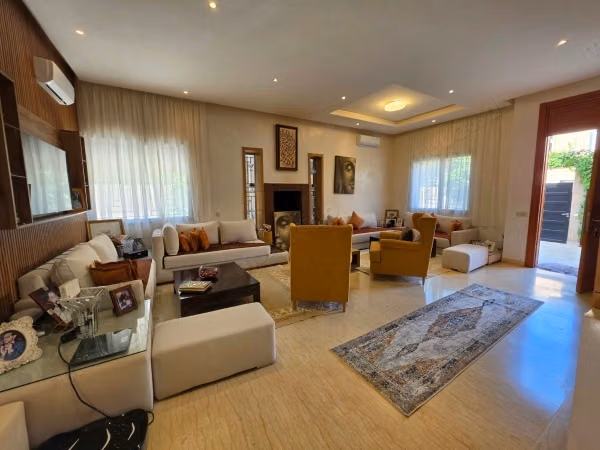 Bella Villa con Piscina in Affitto - Targa