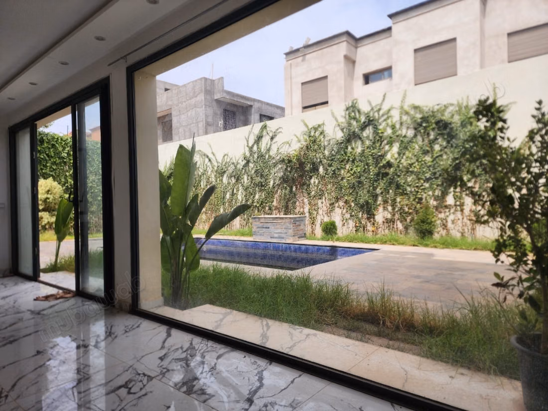 Stunning villa for sale in Tarka. Total area 475 m². Windows with double glazing and secure door