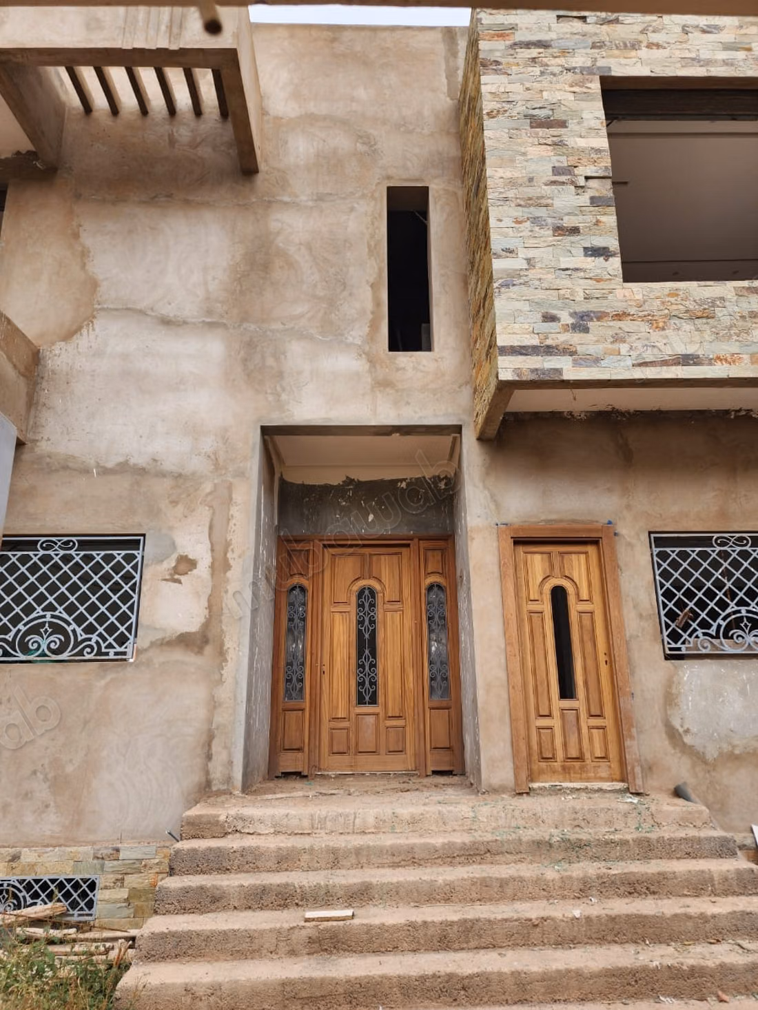 Stunning villa for sale in Tarka. Total area 475 m². Windows with double glazing and secure door
