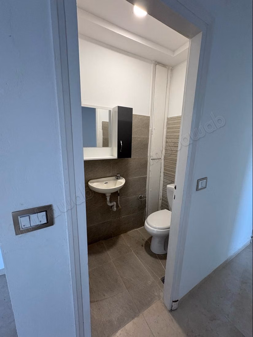 Très bel appartement en location à El Menzah 
3 chambres agréables. Avec ascenseur et terrasse