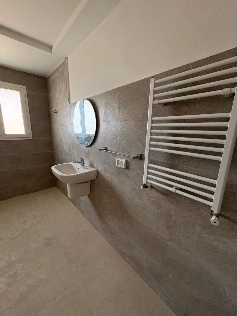 Très bel appartement en location à El Menzah 
3 chambres agréables. Avec ascenseur et terrasse