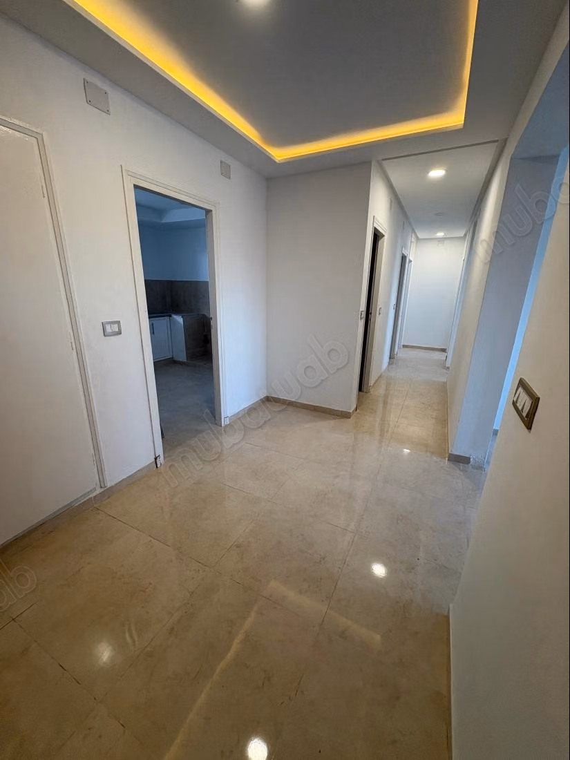 Très bel appartement en location à El Menzah 
3 chambres agréables. Avec ascenseur et terrasse