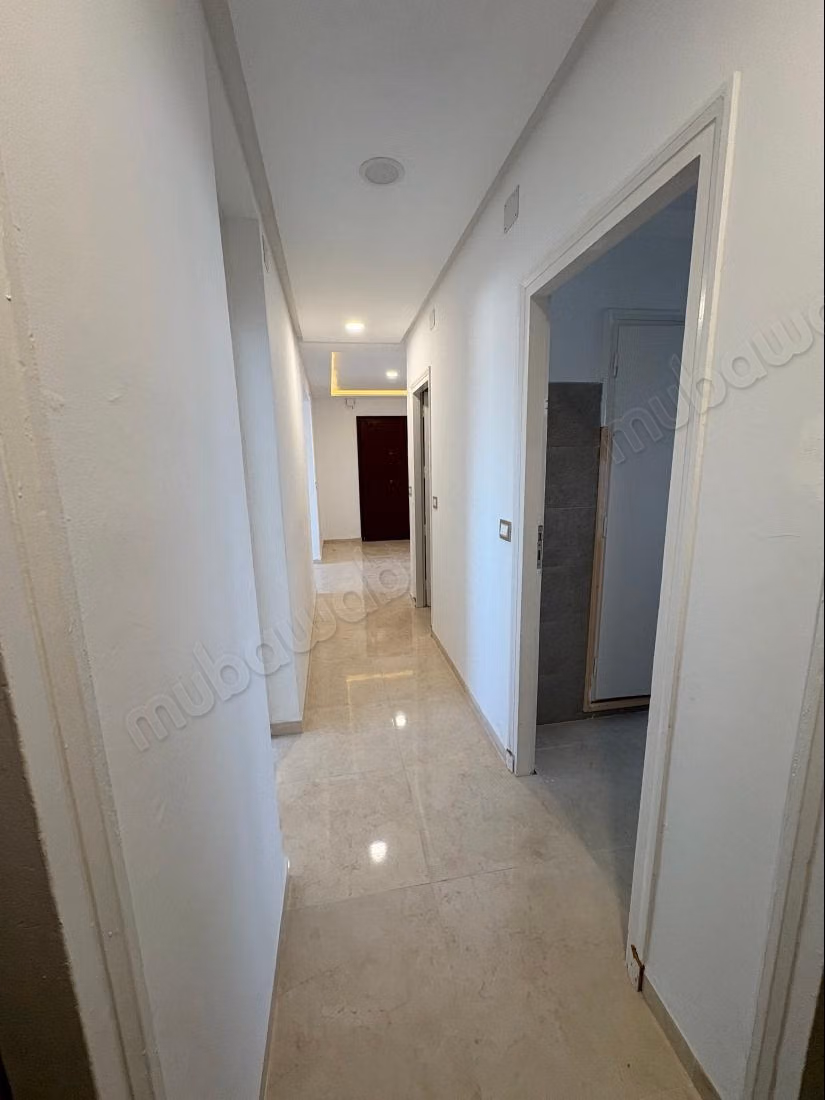 Très bel appartement en location à El Menzah 
3 chambres agréables. Avec ascenseur et terrasse