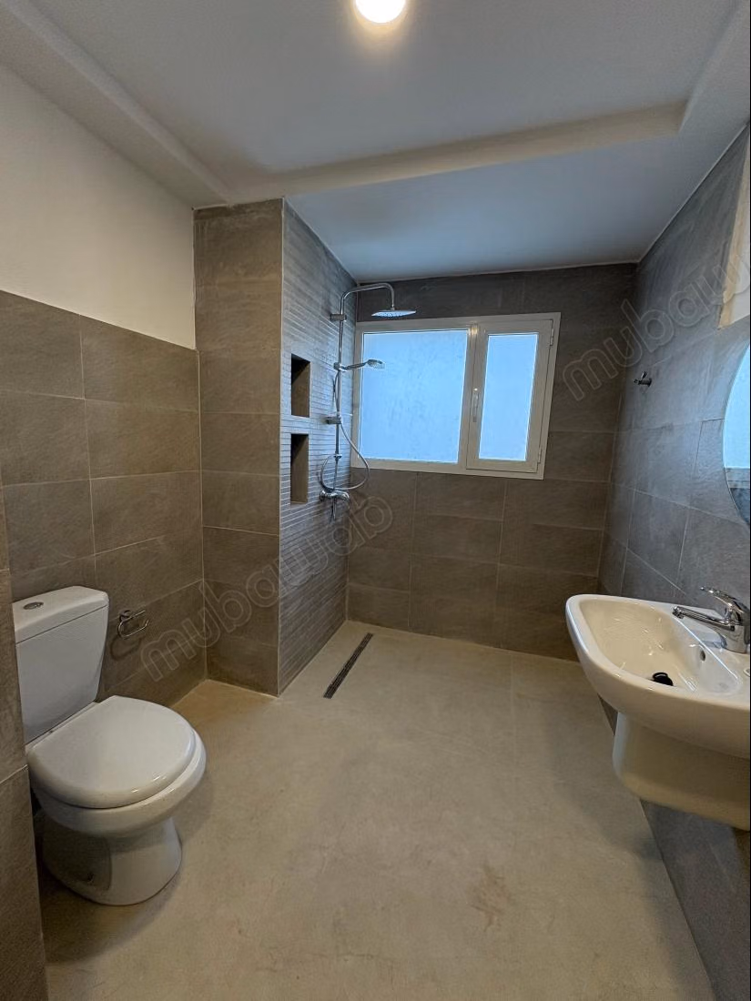 Très bel appartement en location à El Menzah 
3 chambres agréables. Avec ascenseur et terrasse